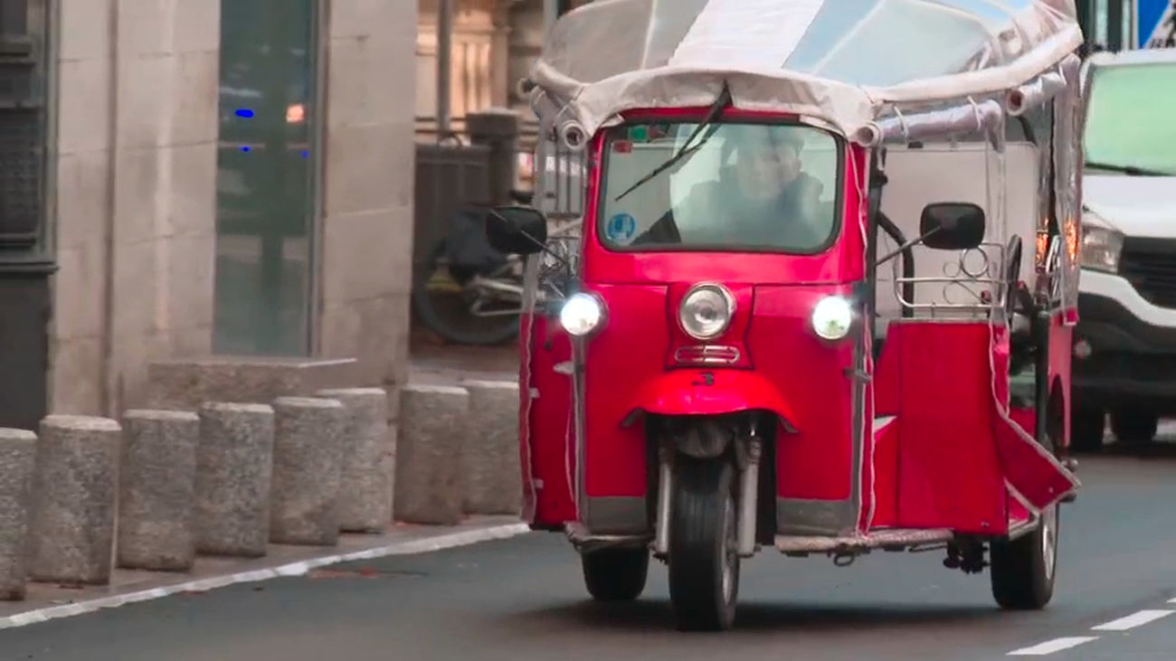 Vecinos y taxistas denuncian el descontrol de los tuk tuk en las calles de Madrid