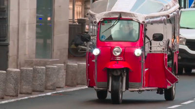 Vecinos y taxistas denuncian el descontrol de los tuk tuk en las calles de Madrid