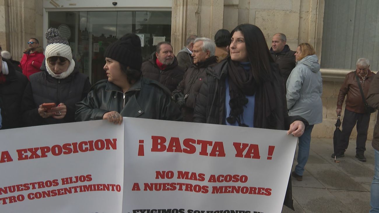 Protesta en San Fernando de Henares contra dos pedófilos que publican fotos de niños sin permiso