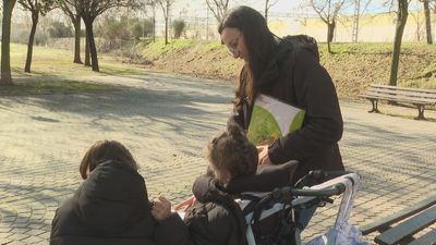 Una familia de Pinto, al filo del desamparo con dos niñas con discapacidad: "Me niego a quedarme de okupa"