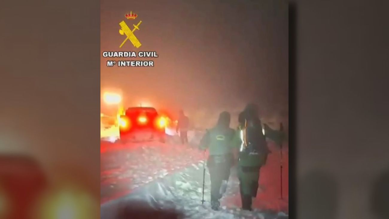 Rescatada una familia atrapada en su vehículo por la nieve en Las Navas del Marqués (Ávila)