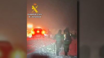 Rescatada una familia atrapada en su vehículo por la nieve en Las Navas del Marqués (Ávila)