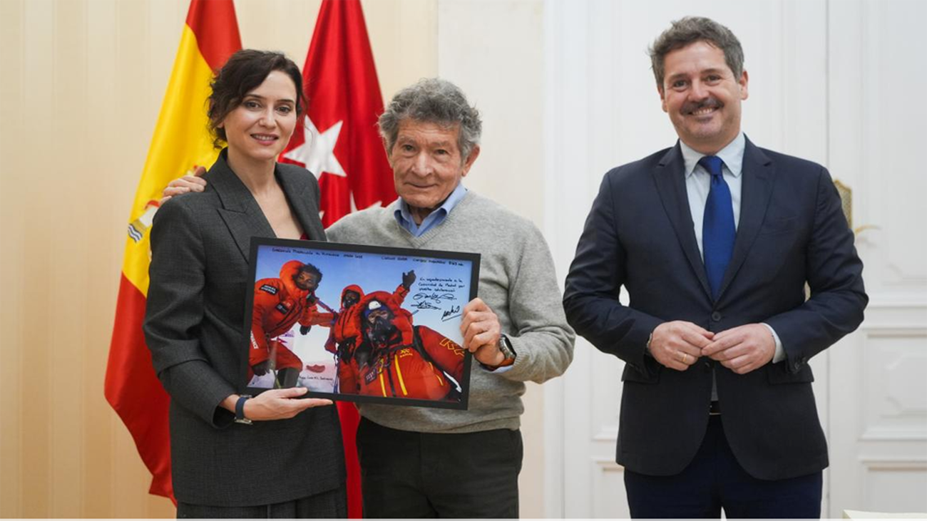 Ayuso recibe a Carlos Soria tras coronar el Manaslu en Nepal a los 86 años