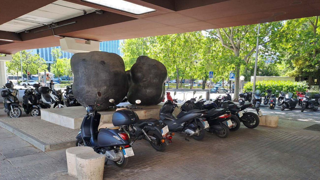 ¿Museo de escultura o aparcamiento de motos en pleno Paseo de la Castellana?
