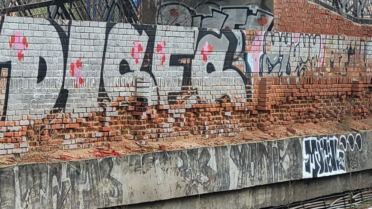 Denuncian el deterioro de los muros junto a las vías en Alcorcón Central