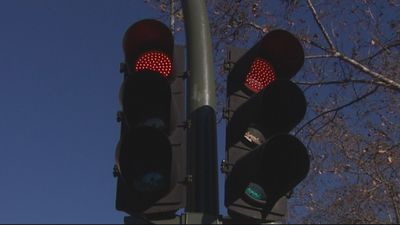 Un juez anula una sanción a un conductor por rebasar un semáforo en rojo al estar mal notificada