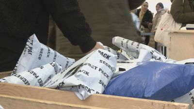 Diez toneladas de paquetes perdidos se ponen a la venta en un tienda pop-up de Arroyomolinos