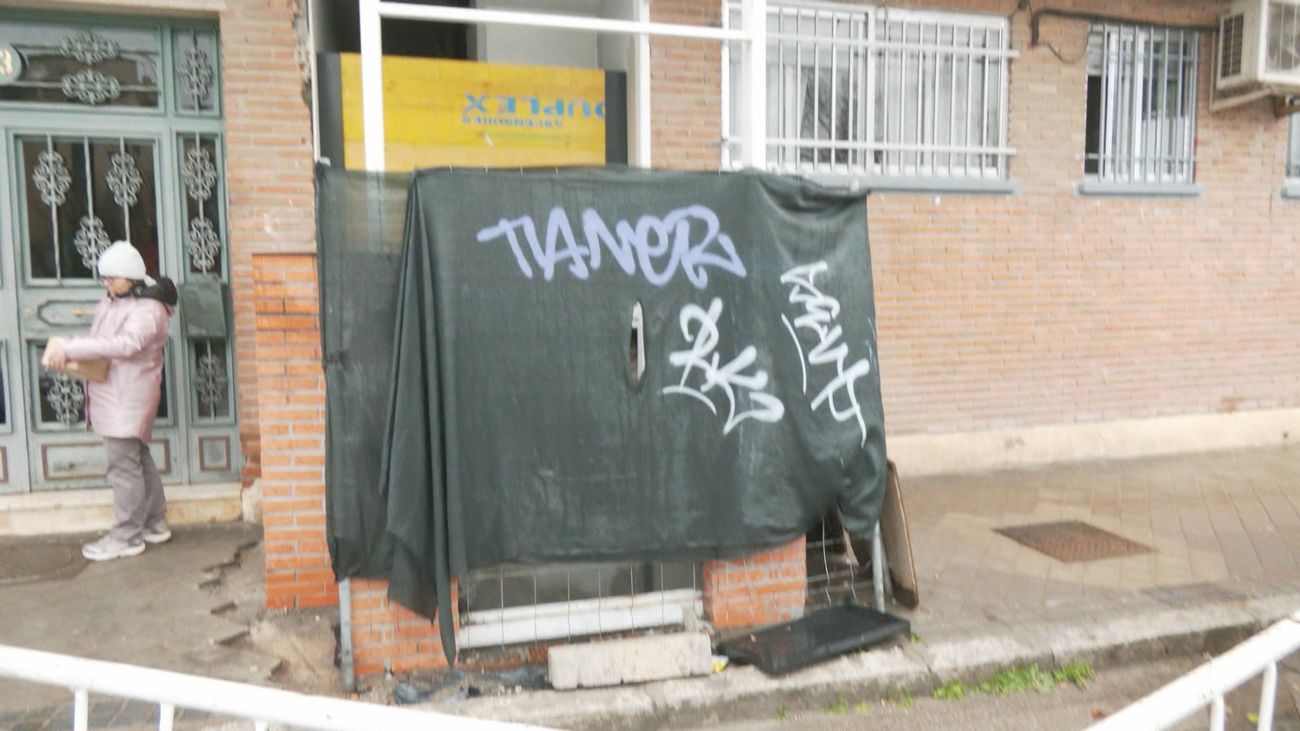 Vecinos con depresión y en silla de ruedas: la pesadilla del ascensor en Vallecas