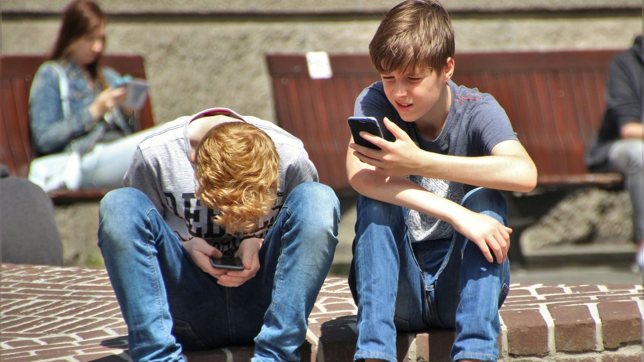 Menores utilizando un 'smartphone'