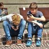 Menores utilizando un 'smartphone'