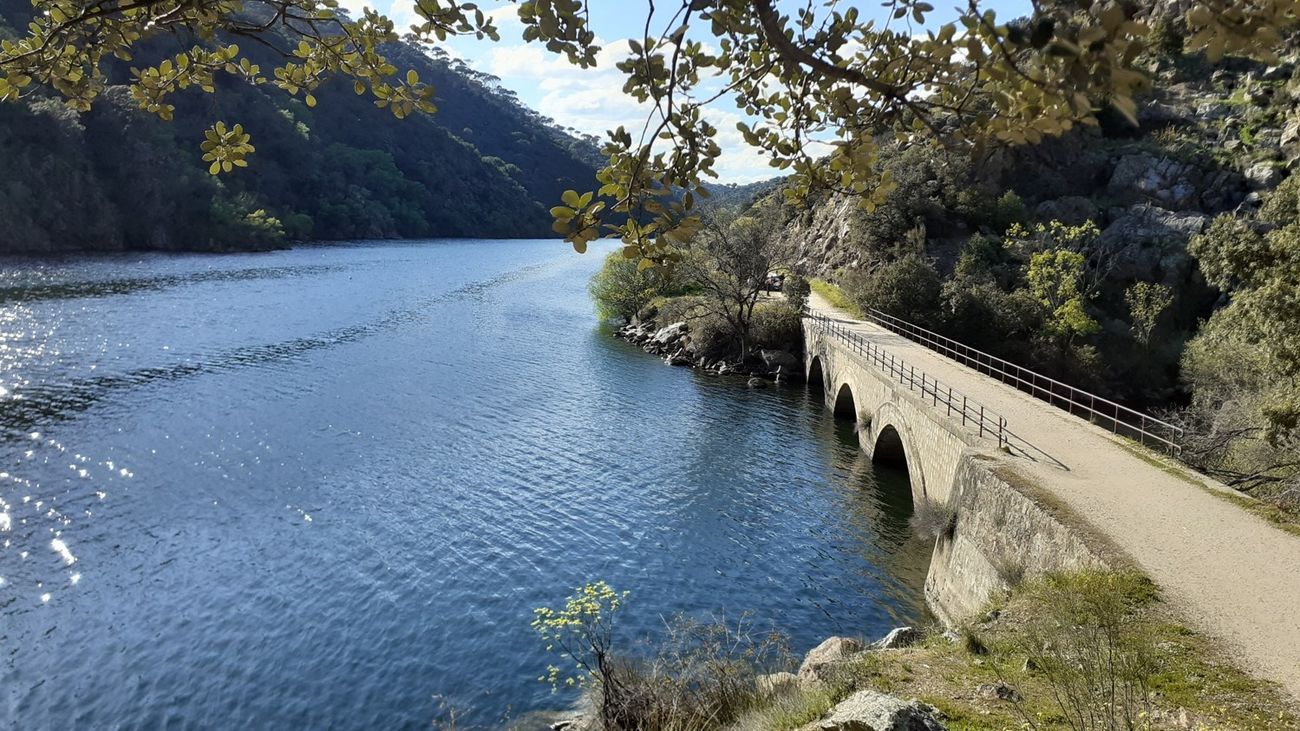 Tramo de la actual Vía Verde del Alberche junto al Embalse de Picadas