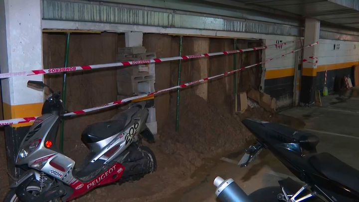 Filtraciones, derrumbes y un muro caído: el deterioro que preocupa en un aparcamiento de Valdezarza