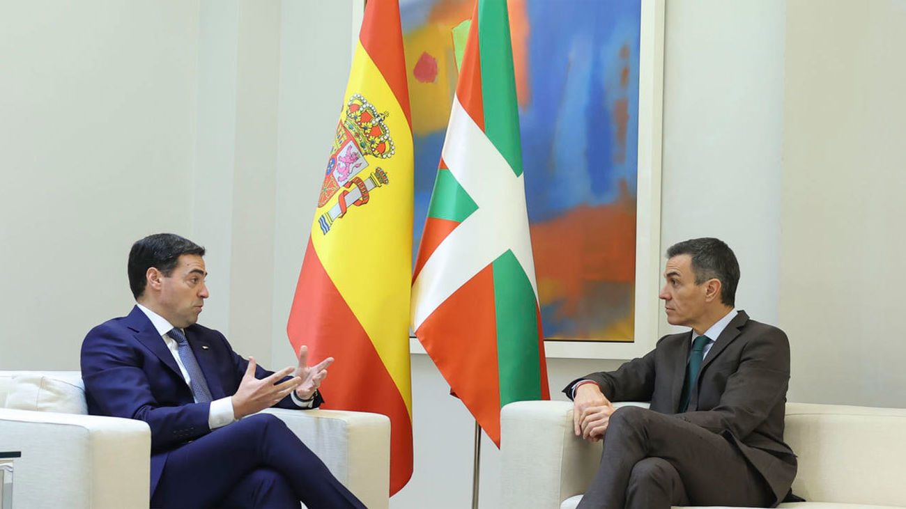 El lehendakari Pradales con Pedro Sánchez en el Palacio de La Moncloa