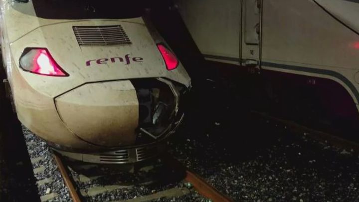 Un Alvia con destino La Coruña sufre un "arrollamiento de piedras" en la Ribeira Sacra