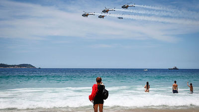 La patrulla Aspa realiza una exhibición aérea en Ipanema en el primer centenario del vuelo del Plus Ultra