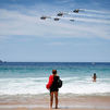 La patrulla Aspa realiza una exhibición aérea en Ipanema en el primer centenario del vuelo del Plus Ultra