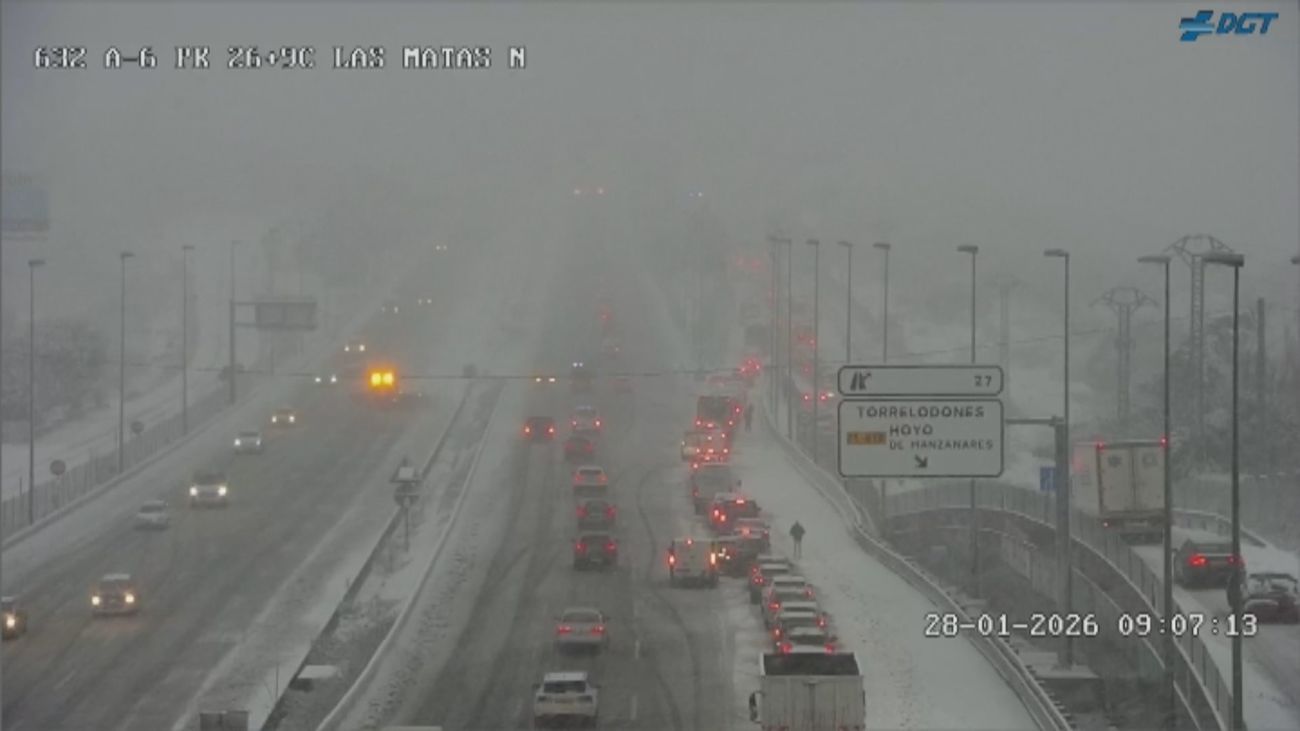 Complicada situación en la A-6 por la nieve: cortada desde Aravaca a Guadarrama con vehículos atrapados