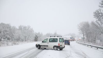 Canceladas las clases y los servicios en la sierra de Madrid por la nieve: los ayuntamientos activan planes de emergencia