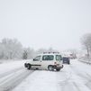 Canceladas las clases y los servicios en la sierra de Madrid por la nieve: los ayuntamientos activan planes de emergencia