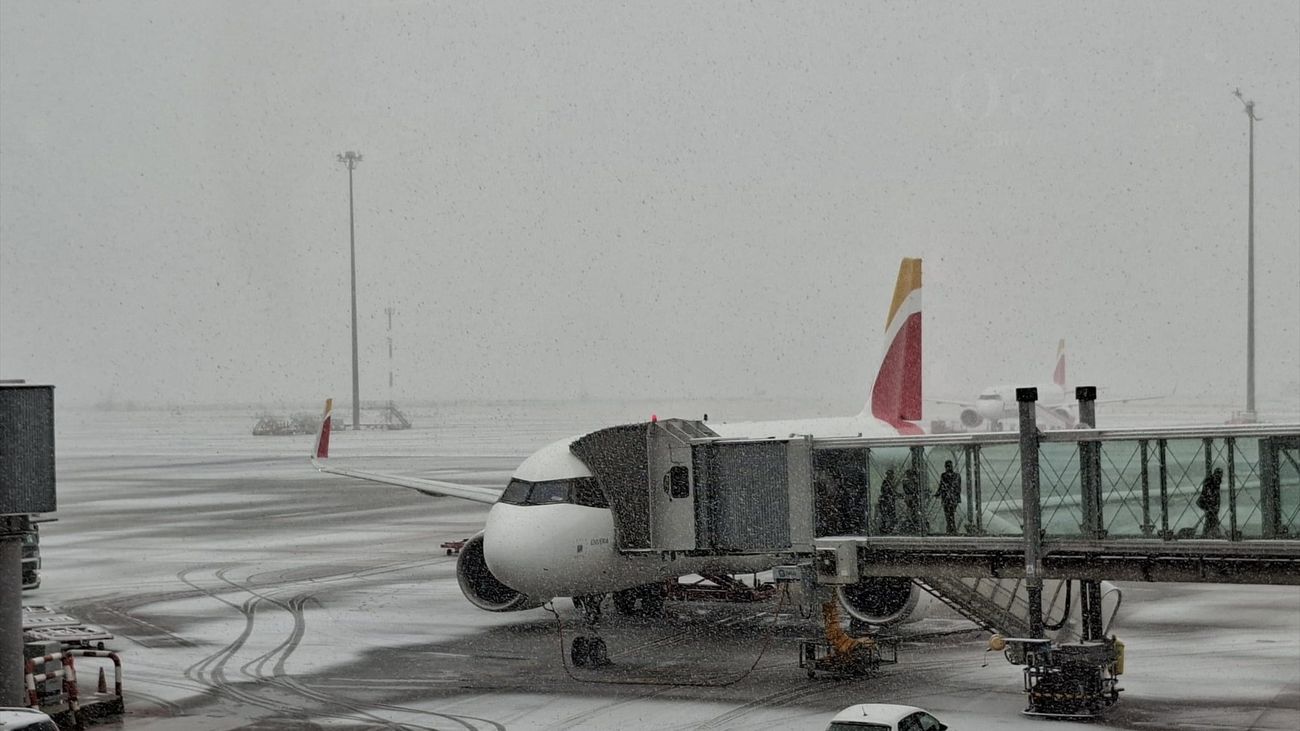 Retrasos en el aeropuerto de Barajas por el temporal de nieve en Madrid: Aena activa su Plan Invierno