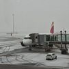 Retrasos en el aeropuerto de Barajas por el temporal de nieve en Madrid: Aena activa su Plan Invierno