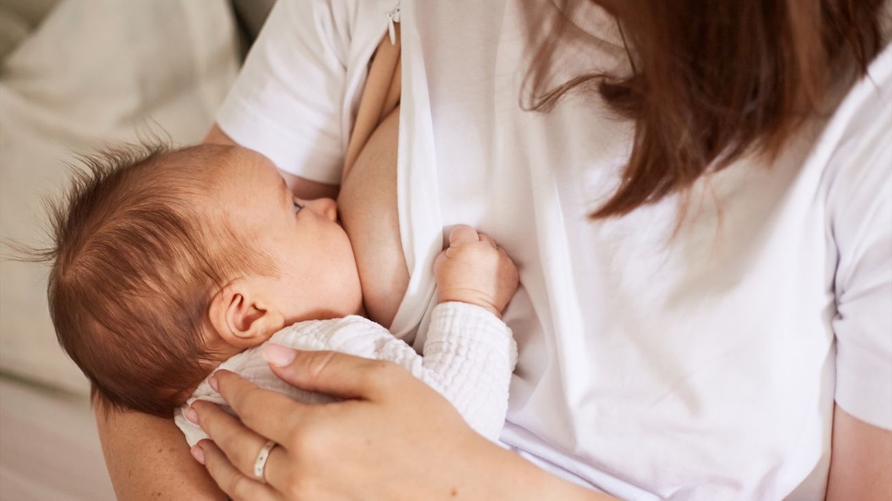 Una mujer amamanta a un bebé