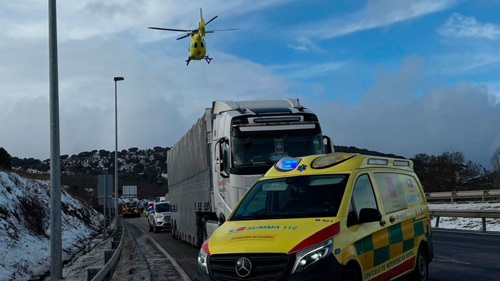 Una mujer muy grave al quedar atrapada en su coche tras un accidente en la A-1 (Lozoyuela)