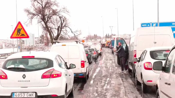 La nieve bloquea carreteras madrileñas y deja a conductores hasta tres horas parados