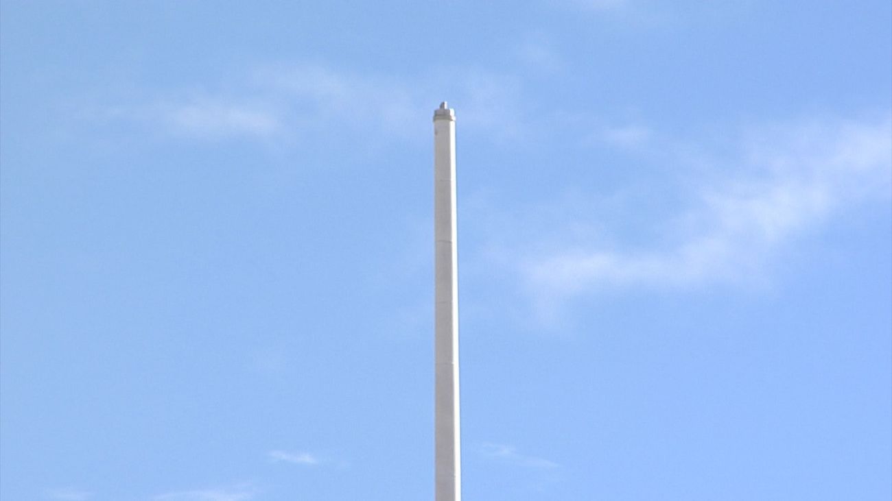 Retiran la bandera de España de la plaza de Colón tras romperse por el temporal en Madrid
