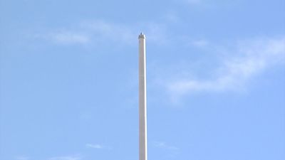 Retiran la bandera de España de la plaza de Colón tras romperse por el temporal en Madrid