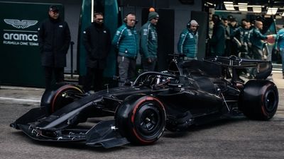El Aston Martin de Fernando Alonso debuta en los tests de Barcelona