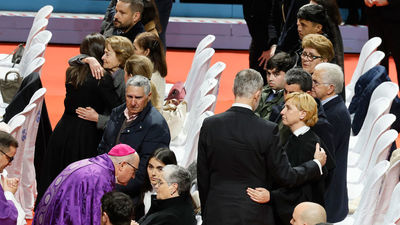 Los Reyes de España se vuelcan con los familiares de las víctimas de Adamuz tras el funeral de Huelva