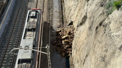 Se desprende parte de un muro junto a la vía del Cercanías en Arroyo de la Miel, Málaga