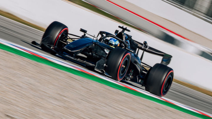 Fernando Alonso se sube por primera vez al nuevo AMR26 de Aston Martin