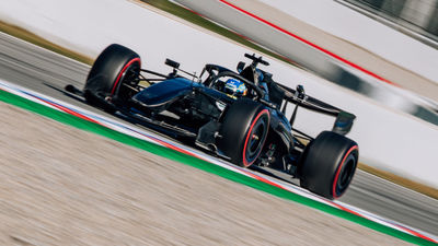 Fernando Alonso se sube por primera vez al nuevo AMR26 de Aston Martin