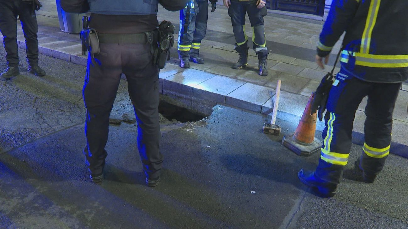 Susto en Gran Vía por un socavón en el carril bus
