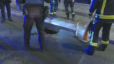 Susto en Gran Vía por un socavón en el carril bus