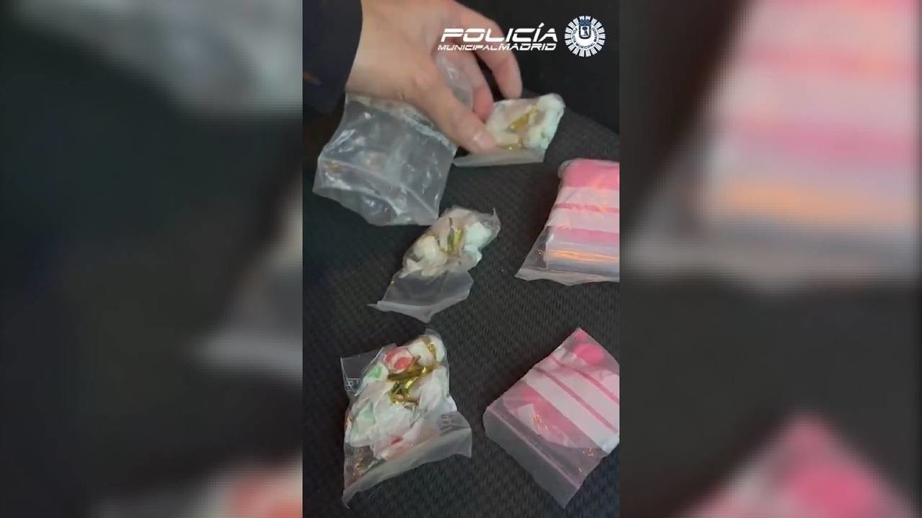 Agrede a un policía tras incautarle droga escondida bajo el freno de mano del coche en el distrito de Salamanca