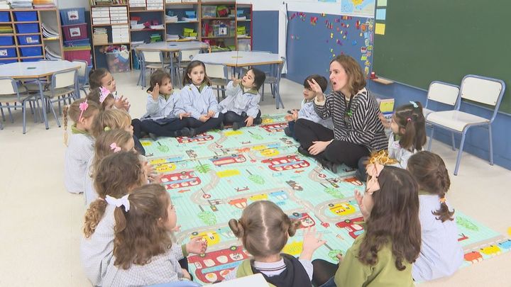 Un colegio madrileño usa el sistema bimodal para la inclusión de alumnos con discapacidad auditiva