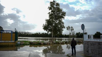 Desalojados en Jerez por la crecida del Guadalete vigilan las crecidas