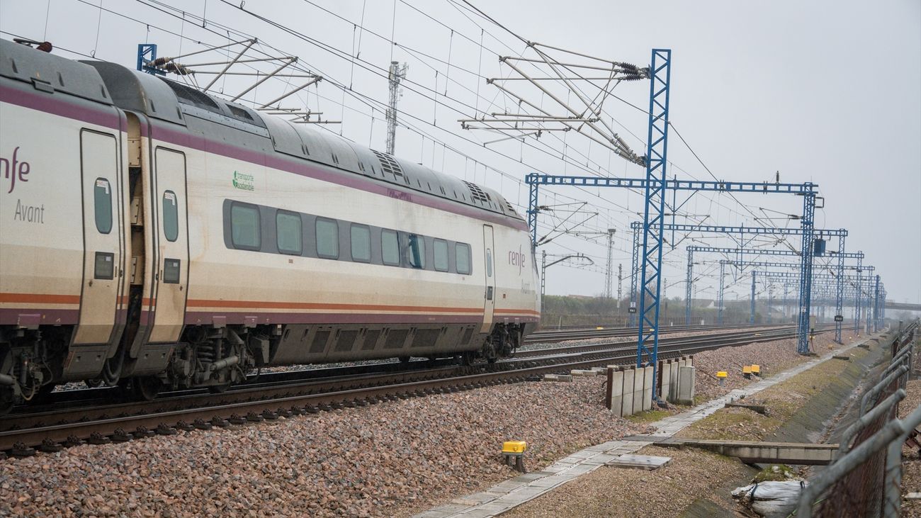 Continúan los retrasos y el malestar entre los viajeros por las limitaciones de velocidad en los trenes de alta velocidad