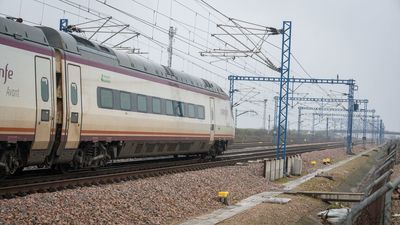 Continúan los retrasos y el malestar entre los viajeros por las limitaciones de velocidad en los trenes de alta velocidad