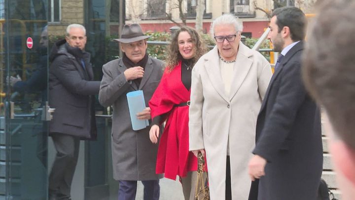 Carmen Pano y su hija a la salida de la Audiencia Nacional