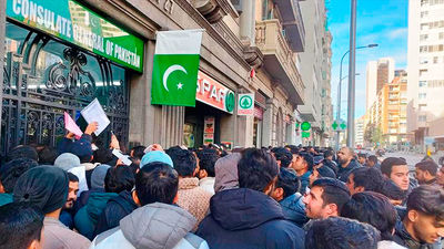 Colas ante el consulado pakistaní de Barcelona por la regularización masiva