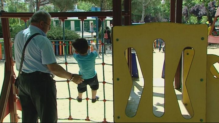 Cuidar a los nietos protege el cerebro de los abuelos, según un estudio científico