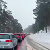 Cientos de madrileños colapsan los accesos a la sierra en un fin de semana con riesgos de aludes