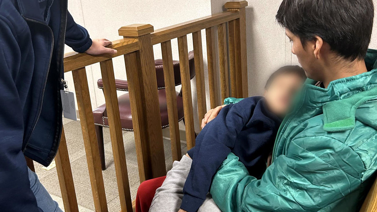 El niño Liam Conejo y su padre