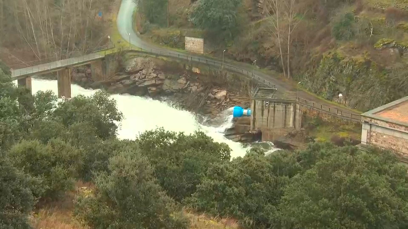 Los embalses madrileños continúan desalojando agua por las lluvias caídas en toda la región
