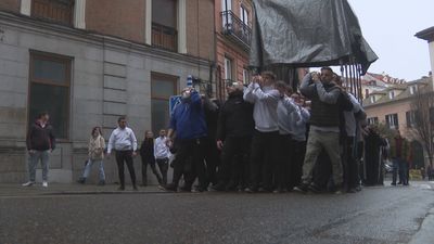 El paso de la Virgen del Dulce Nombre hace su primer ensayo de Semana Santa por el centro de Madrid
