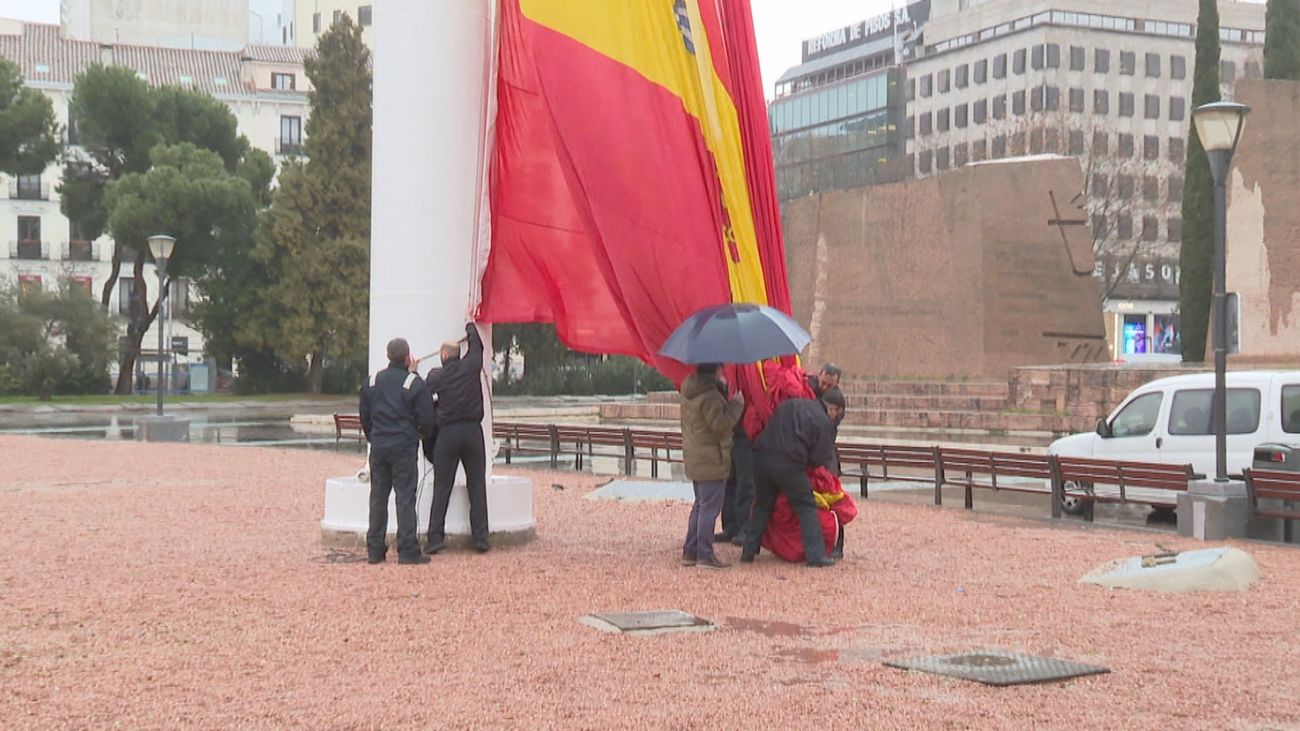 La bandera de España vuelve a ondear en Colón tras los daños del temporal Kristin